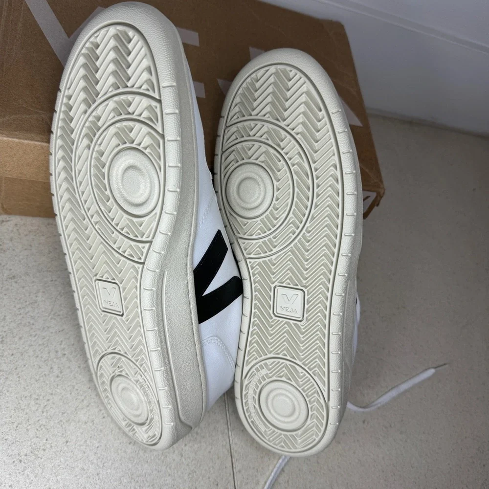 NIB VEJA V-10 Men’s Lace Up Sneakers in White/Black - Size 11.5 - Picture 6 of 9